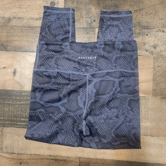 New All Fenix Navy Snake 7/8 Leggings - Picture 4 of 6